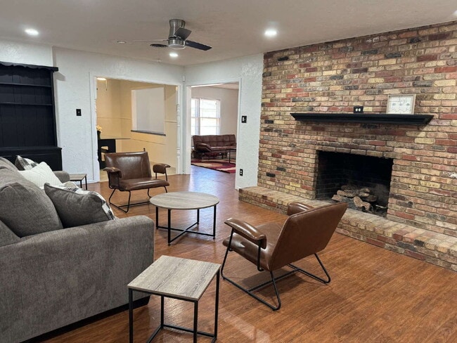 Building Photo - Bedroom Available. ALL BILLS PAID. FURNISHED