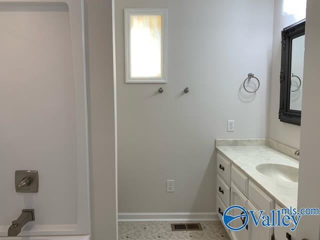 Building Photo - 301 Longwood Dr SW