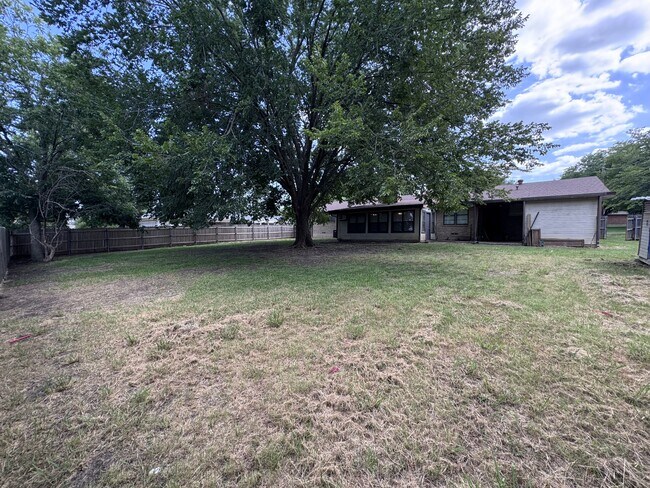 Building Photo - 2308 Avondale Dr