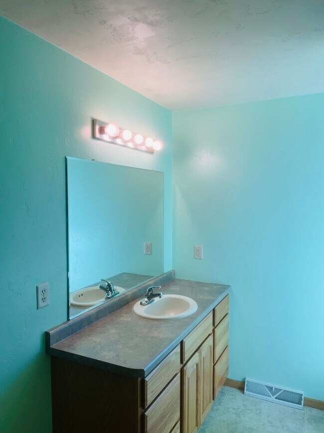 Building Photo - 2930 W Glenpark Dr