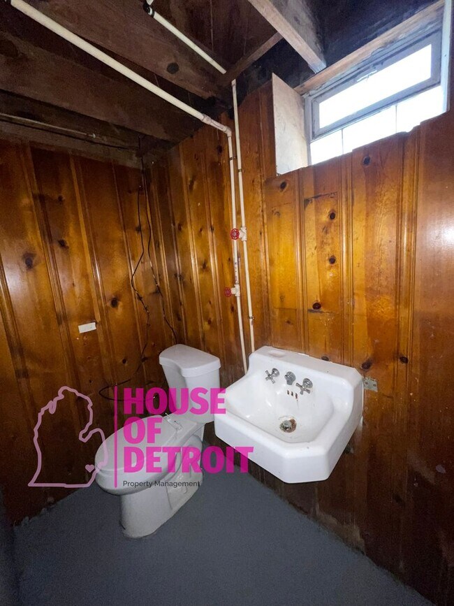 Building Photo - SUMMER SPECIAL~ 3 BEDROOM 1.5 BATH~ FREE P...
