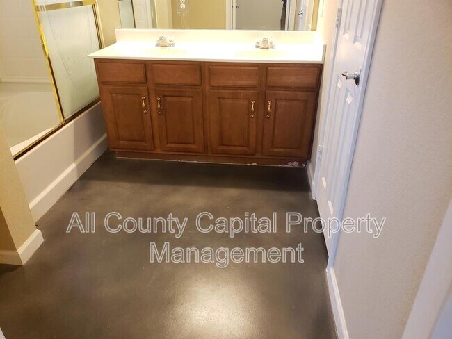 Building Photo - 133 Ashwood N