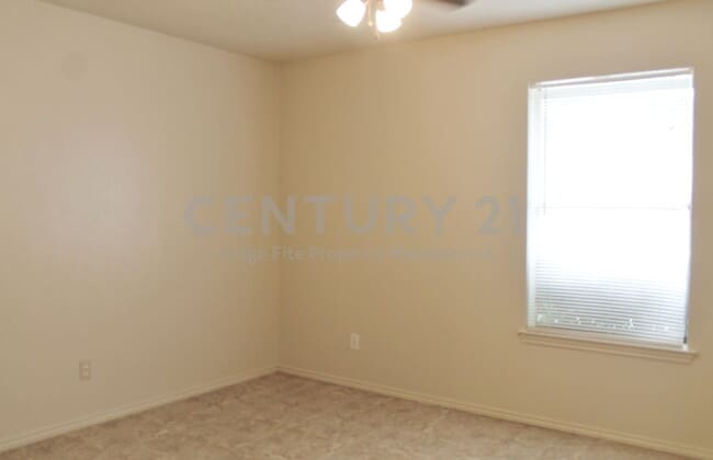 Building Photo - Adorable 2/1 Duplex in Weatherford For Rent!