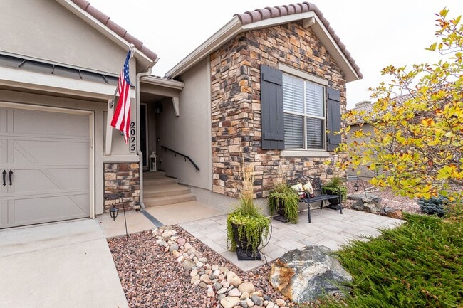 Building Photo - Stunning Flying Horse Patio Home with Stunning Views!!
