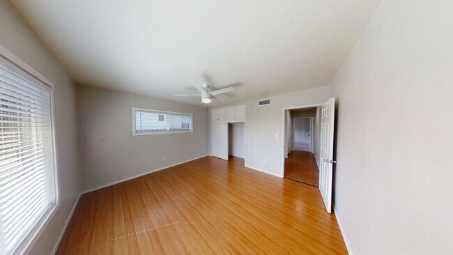Building Photo - 4BD/2BA, Upgraded Kitchen! Sunroom!
