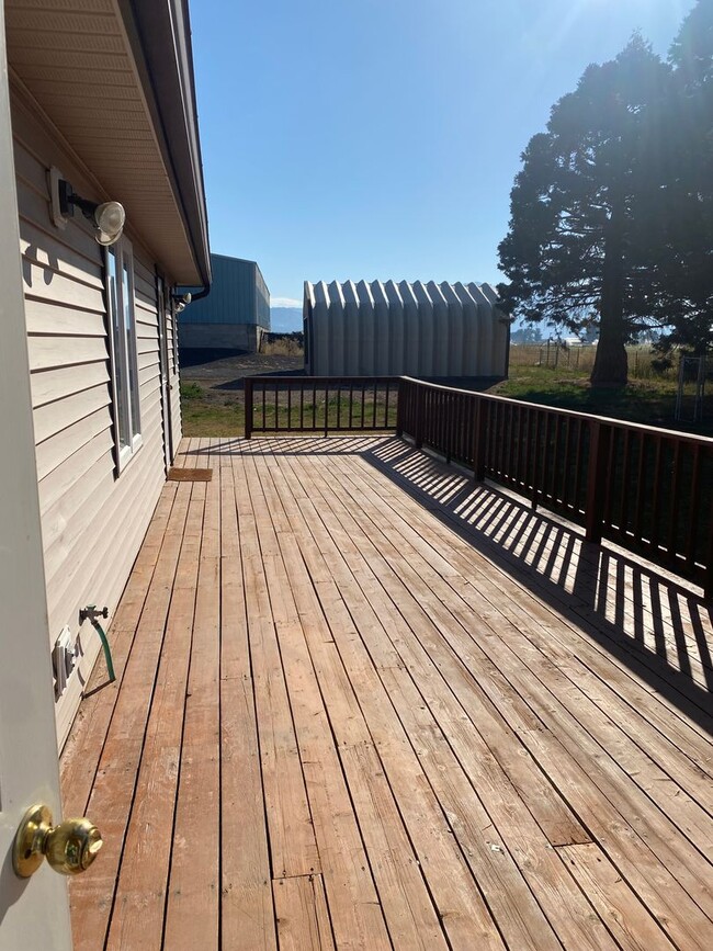 Building Photo - 3 bed 2.5 bath