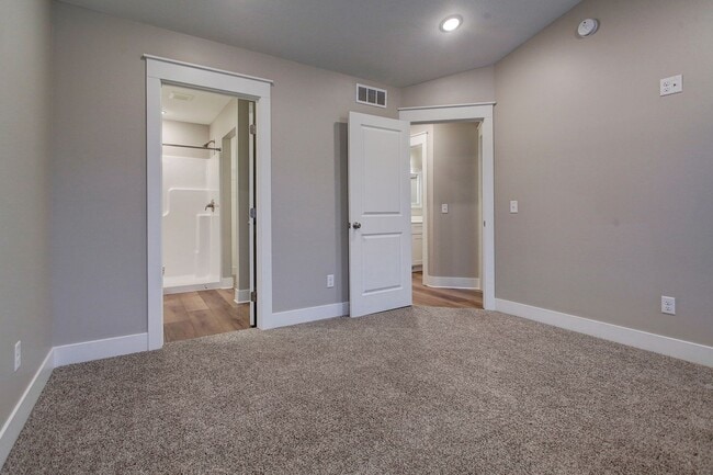 Building Photo - Three Bedroom Townhome