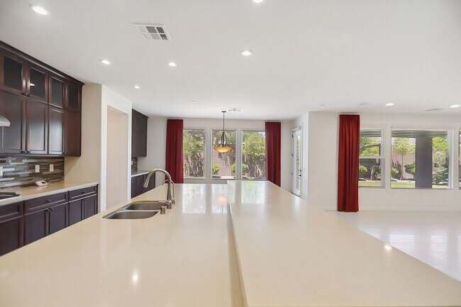 Building Photo - Stunning 5 Bed, 4 Full Baths And 2 Half Ba...