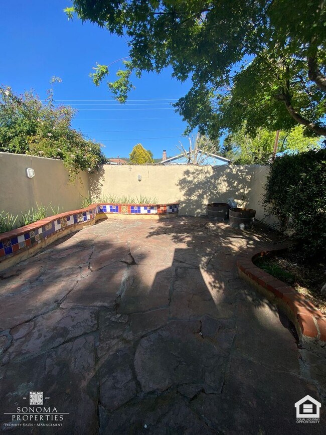 Building Photo - Bright & Cheery 2 Bedroom Home