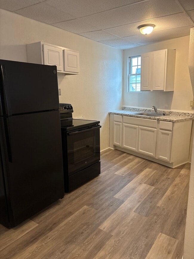 Building Photo - Spacious 2+ Bedroom Apartment-York City SD