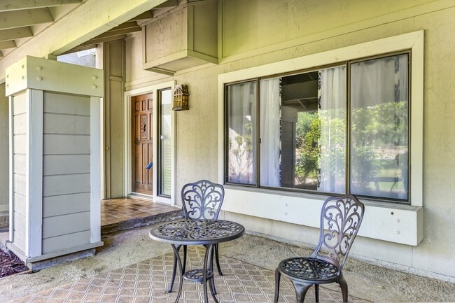 Building Photo - STUNNING 4BD / 2.5BTH SINGLE FAMILY RIGHT ...