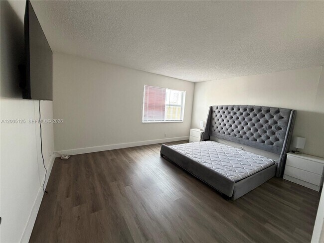 Building Photo - 401 Golden Isles Dr