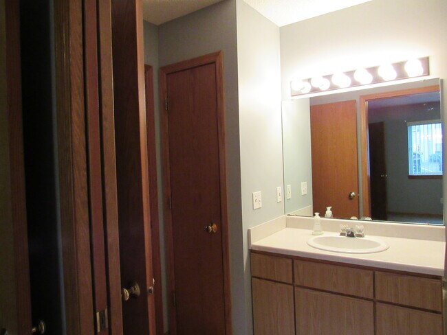 Building Photo - 3470 Parkwild Dr