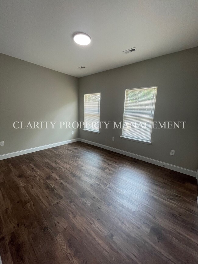 Building Photo - Modern townhome!