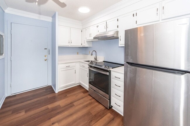 Building Photo - 1 Bedroom, 1 Bathroom Condo in Downtown Charleston - Charleston