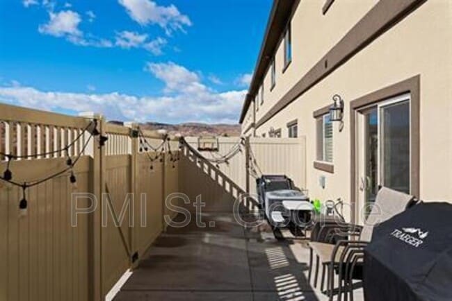 Building Photo - 1001 W Curly Hollow Dr