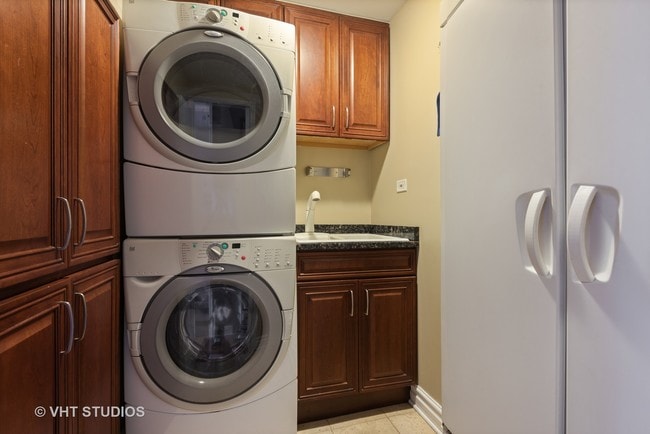 Building Photo - 1452 W Fullerton Ave