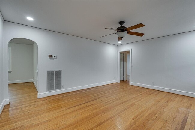 Building Photo - Charming East Ridge Rental – Spacious Yard, Updated Features & Pet-Friendly Living!