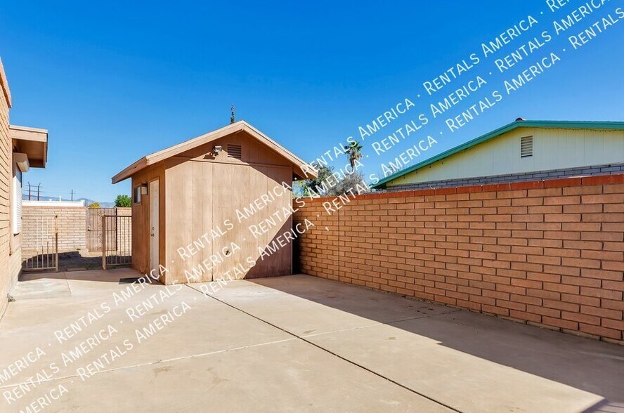 Building Photo - 4165 E Frankfort Stravenue