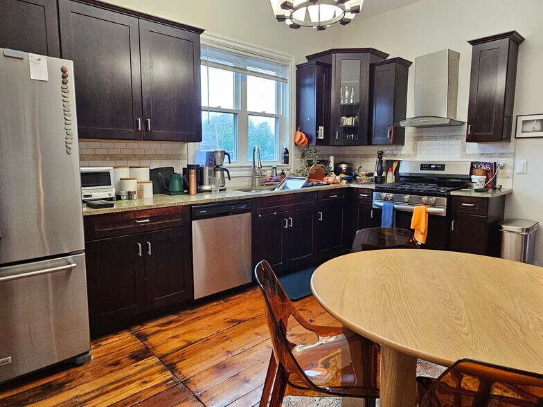 Roomy eat-in kitchen with stainless appliances - 128 Vinton St