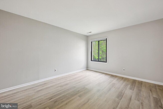 Building Photo - 10106 Campus Way S
