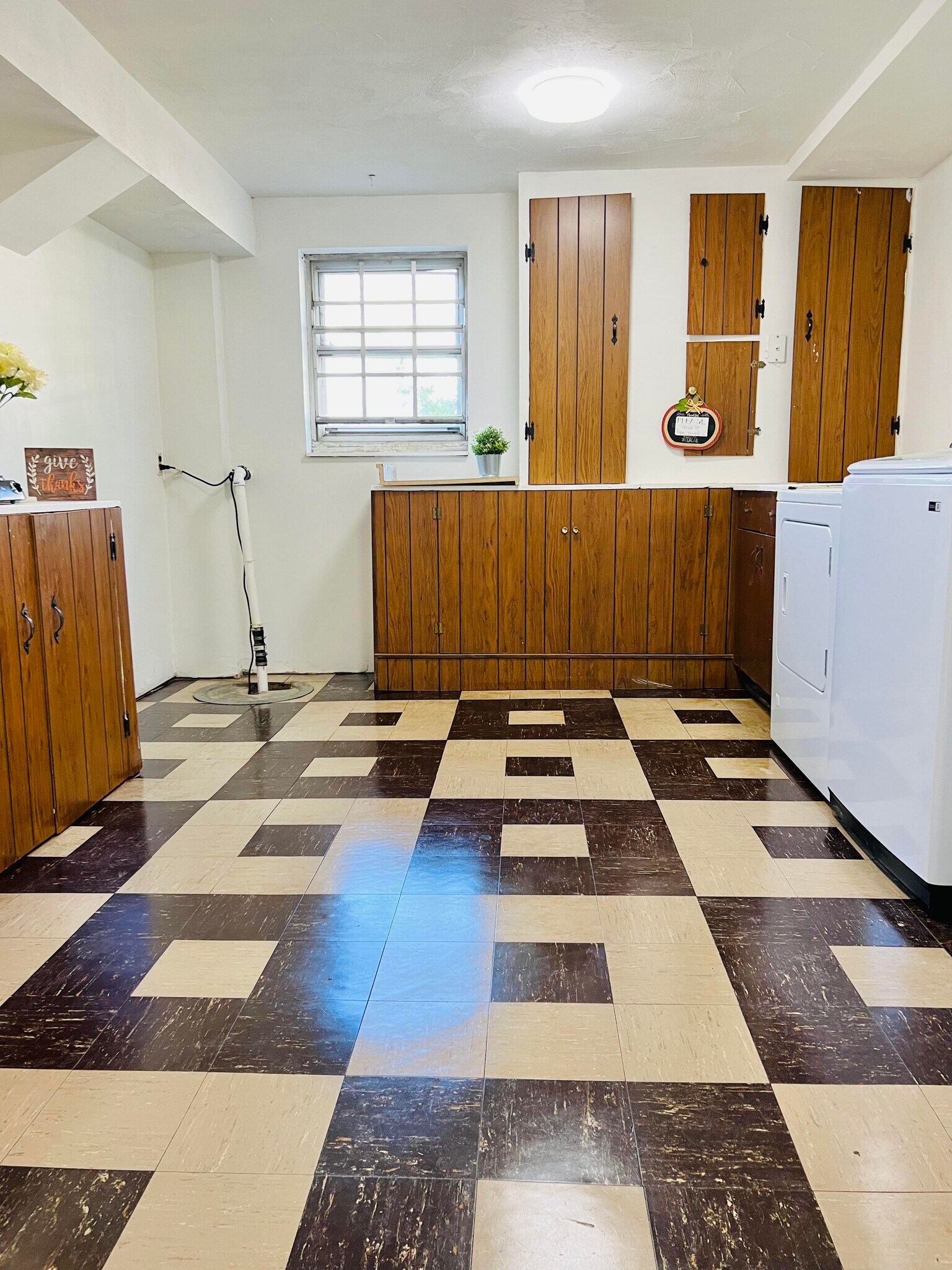 Building Photo - 1405 Pleasant Valley Dr