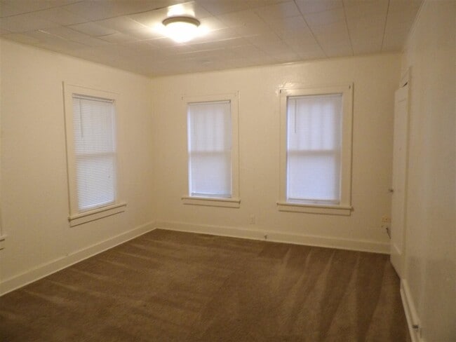 Building Photo - 716 NW Ferris Ave