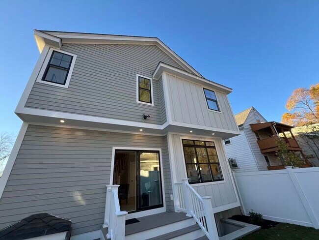 Building Photo - 33 Hovey St