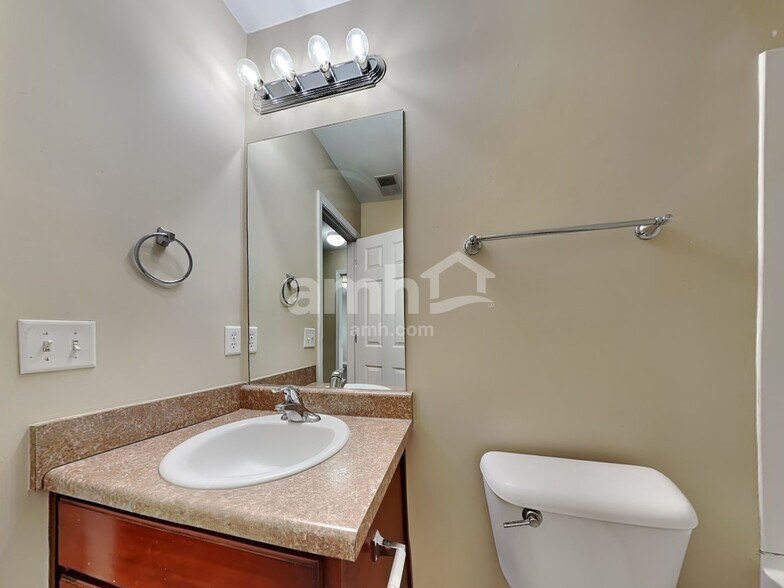 Building Photo - 103 Lake House Rd