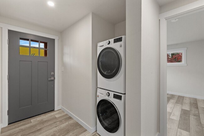 Building Photo - 460 N James Ave