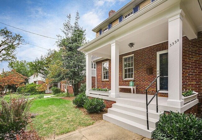 Building Photo - 3-Bed in the Heart of Washington, D.C. – Spacious 1996 Sq Ft with 2 Full Baths!"