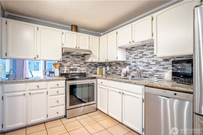 Building Photo - 3 bed/2 bath Condo in Bellevue!