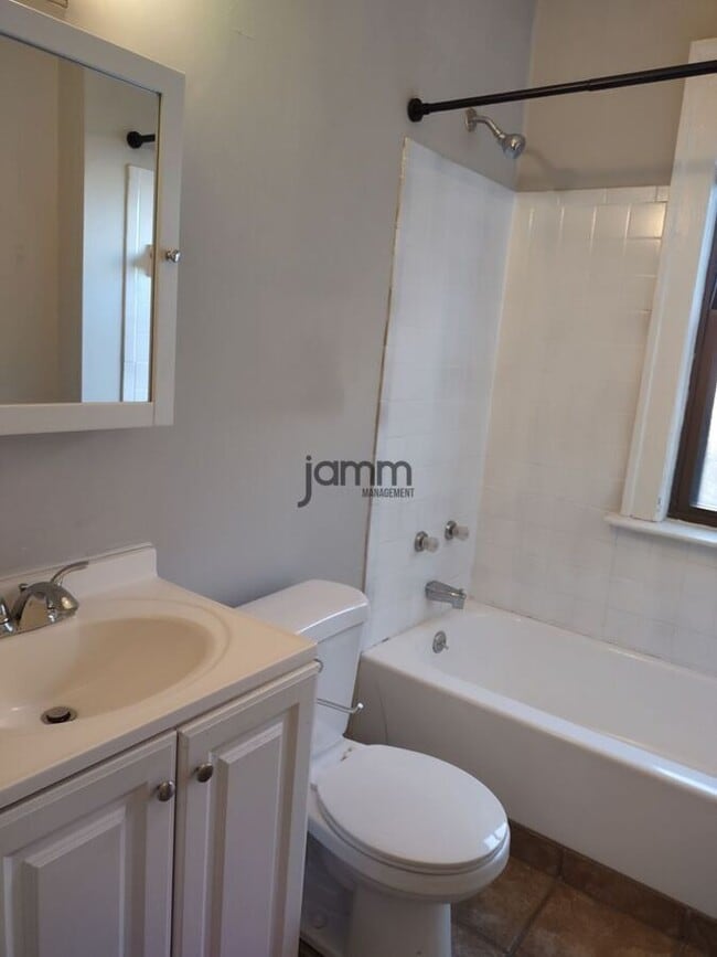 Building Photo - 2773 Hampshire-Unit 10