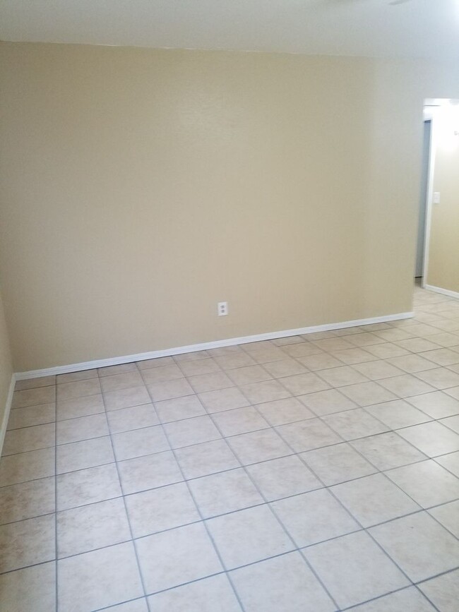 Building Photo - 2 Bedroom, 1.5 Bathroom 1st Floor Condo wi...