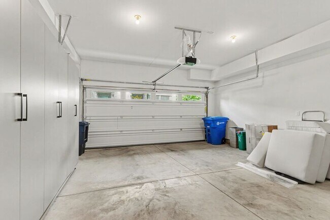 Building Photo - 2111 9th Ave W
