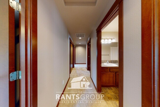 Building Photo - Fantastic Puyallup Neighborhood! Easy Commute to JBLM!