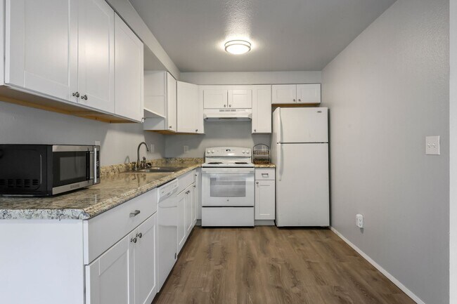 Building Photo - MOVE IN READY NOW! Normandy Park 1 level 2...
