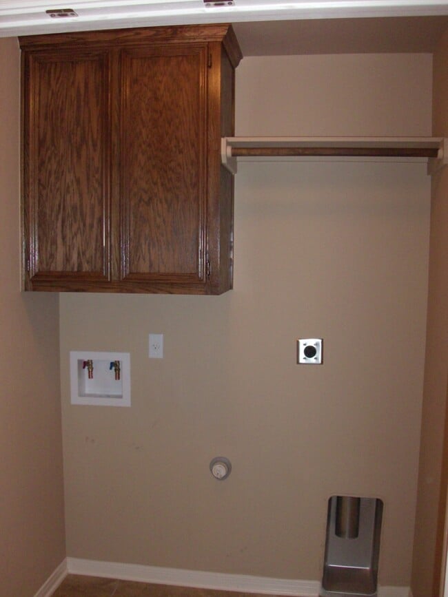 Building Photo - Available 7/13/26 Charming 2 Bed / 2 Bath Duplex Near Bunny