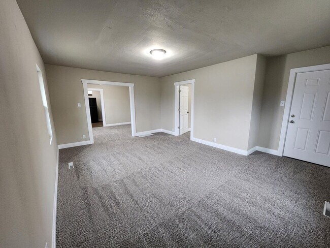 Building Photo - 2 Bedroom 1 Bathroom House