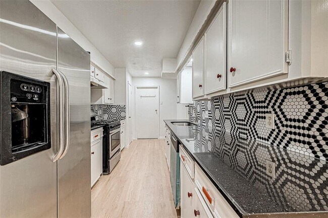 Building Photo - 10806 Silkwood Dr