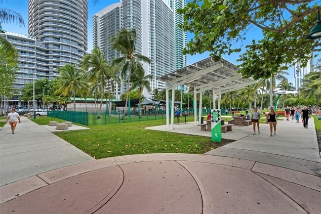 Building Photo - 1750 N Bayshore Dr