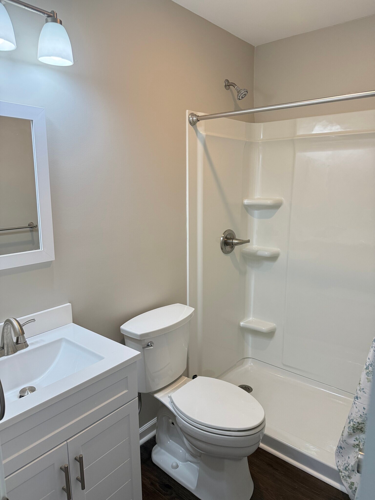 Main Bathroom - 3410 Longwood Ln