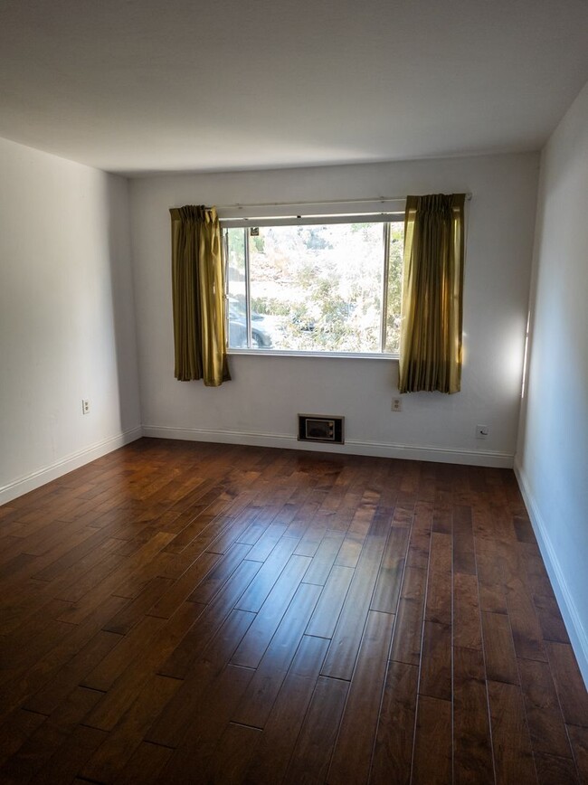 Building Photo - Spacious One Bedroom Condo Close to Piedmo...