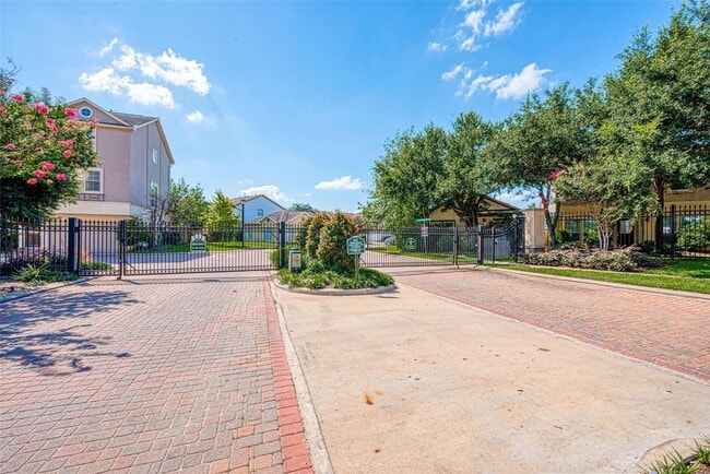 Building Photo - 3302 Clearview Cir