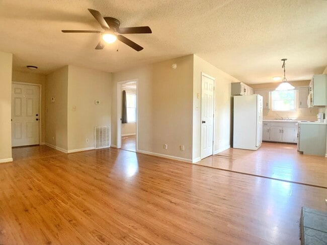 Building Photo - 637 Miles Ct
