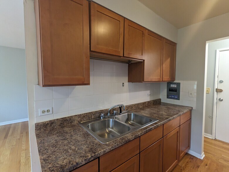 Building Photo - 502 W Briar Pl