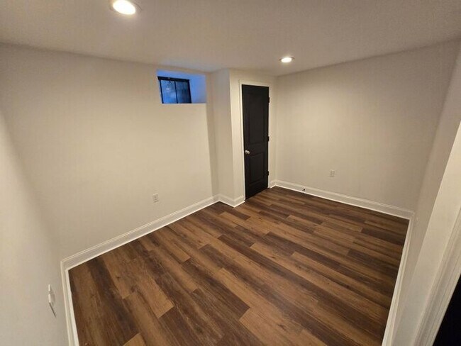 Building Photo - 4 Bedrooms 3 Bathrooms