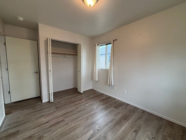 Building Photo - 4 Bedroom Townhome in Hawks Ridge