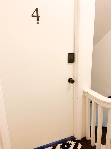 Building Photo - 109 W Maple St