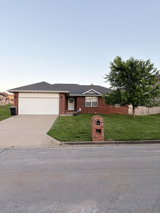 Primary Photo - Pre-Leasing Now - Charming 3 Bed / 2 Bath ...